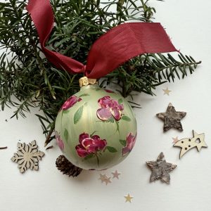 Bellezza vintage (sfera di Natale in ceramica dipinta a mano)
