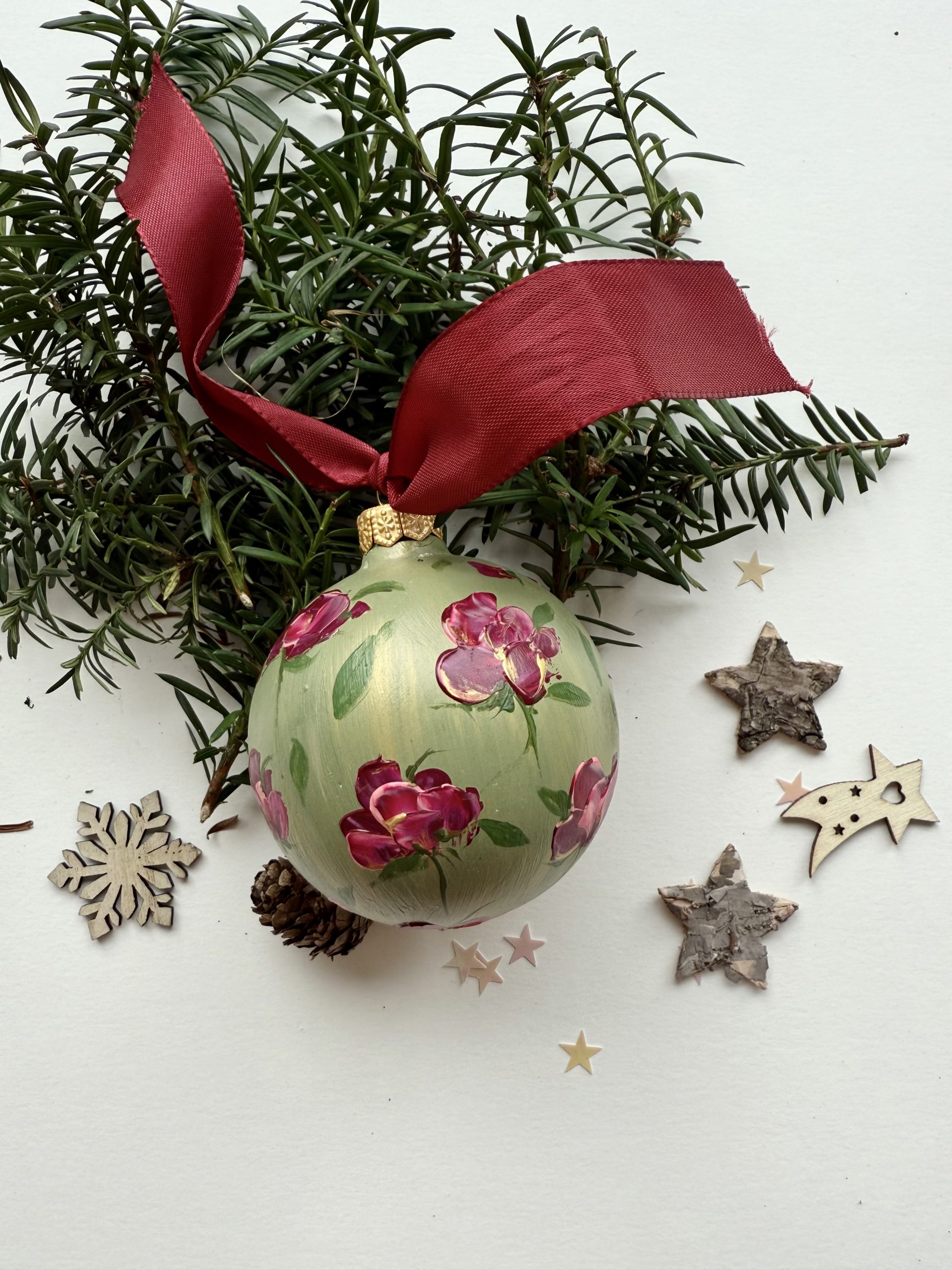 Bellezza vintage (sfera di Natale in ceramica dipinta a mano)