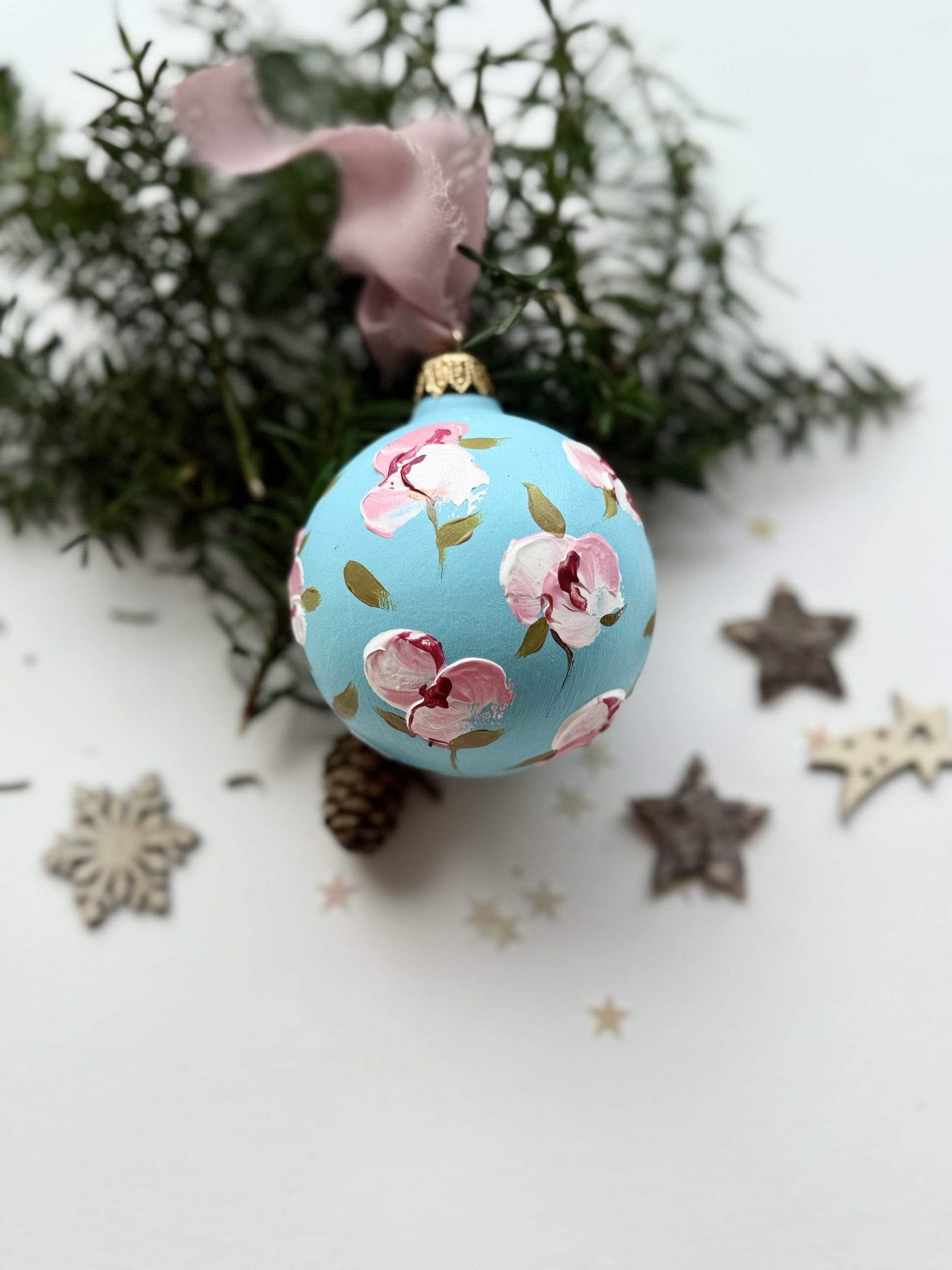 Nel cielo (sfera di Natale in ceramica dipinta a mano)