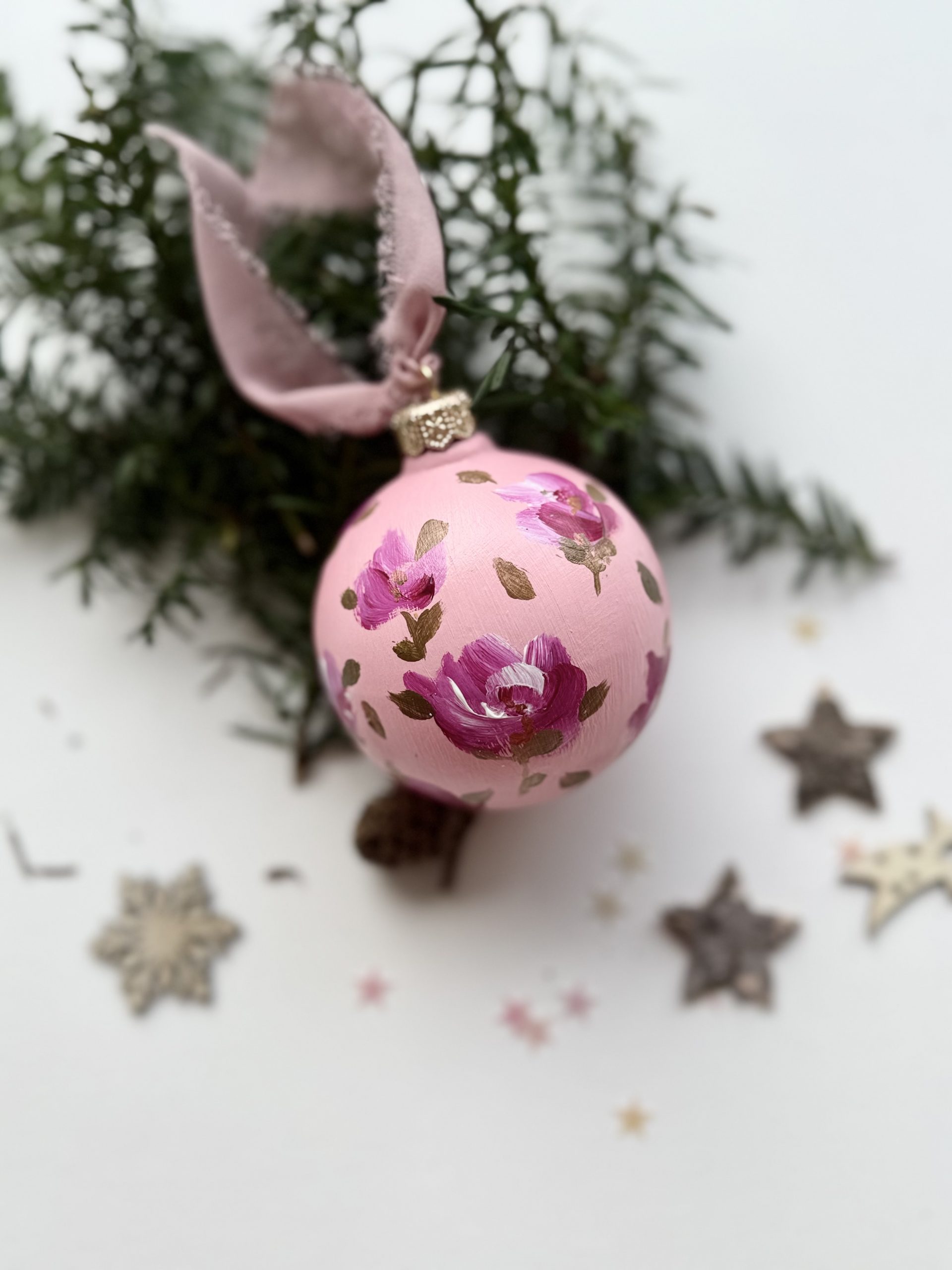 Joy (sfera di Natale in ceramica dipinta a mano)