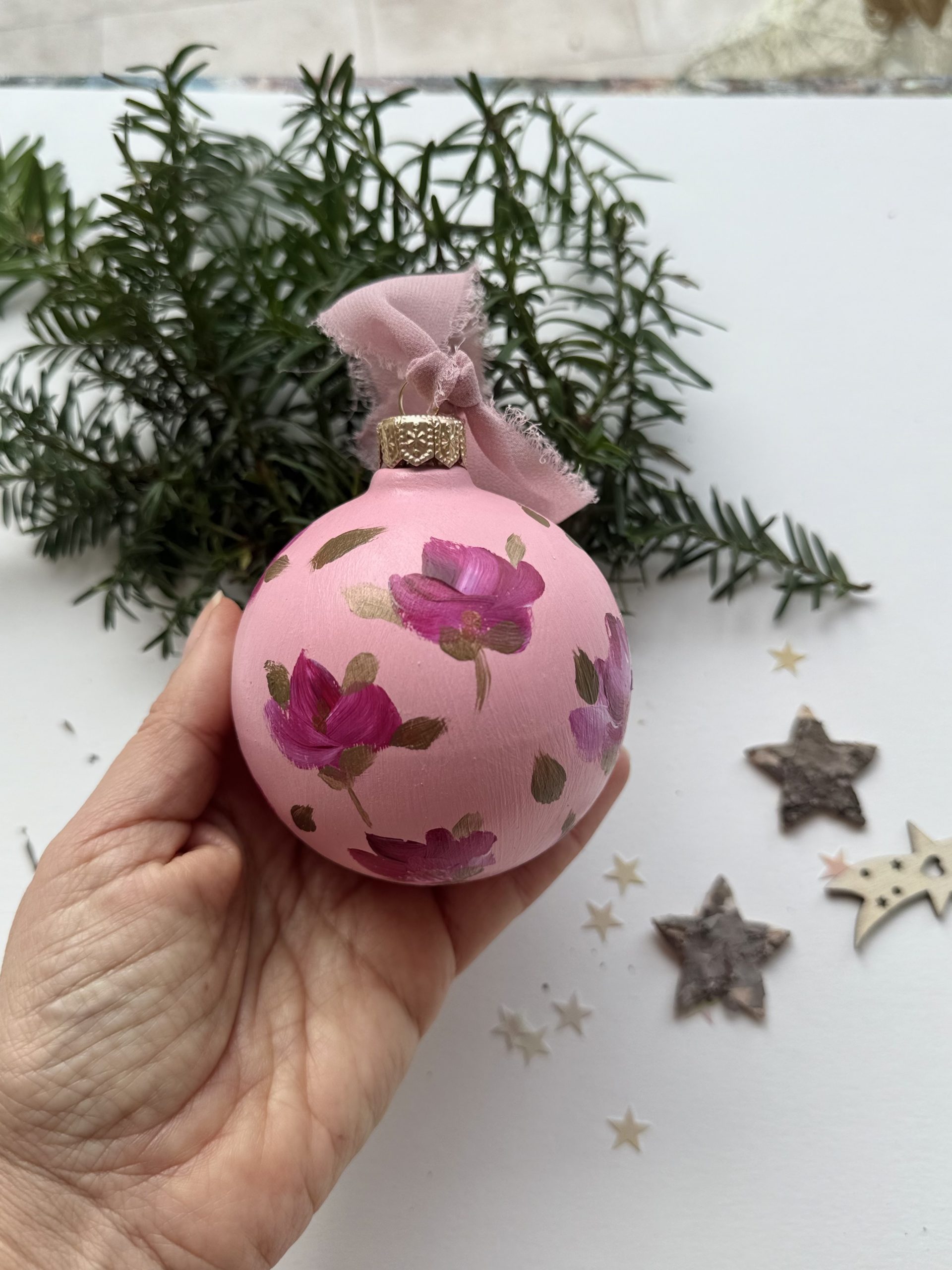 Joy (sfera di Natale in ceramica dipinta a mano) - immagine 3