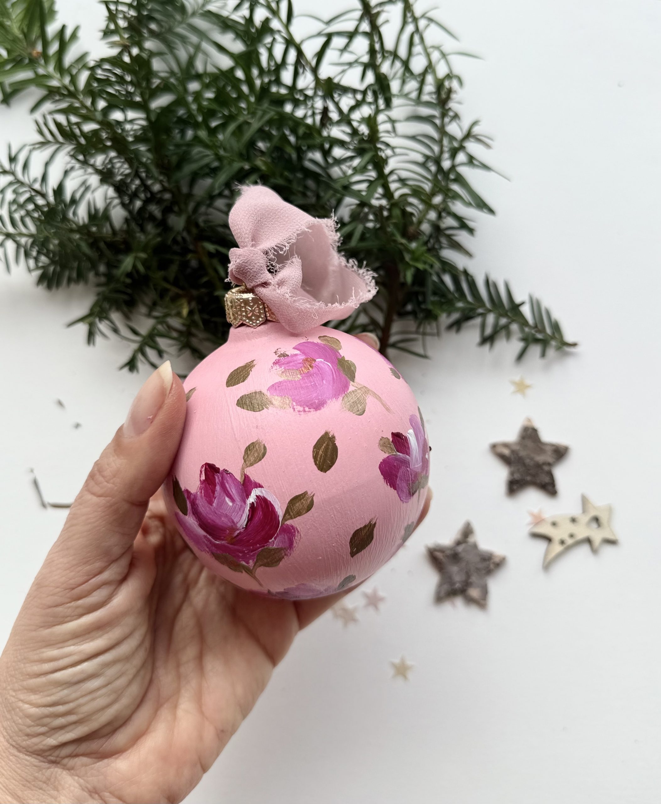 Joy (sfera di Natale in ceramica dipinta a mano) - immagine 2