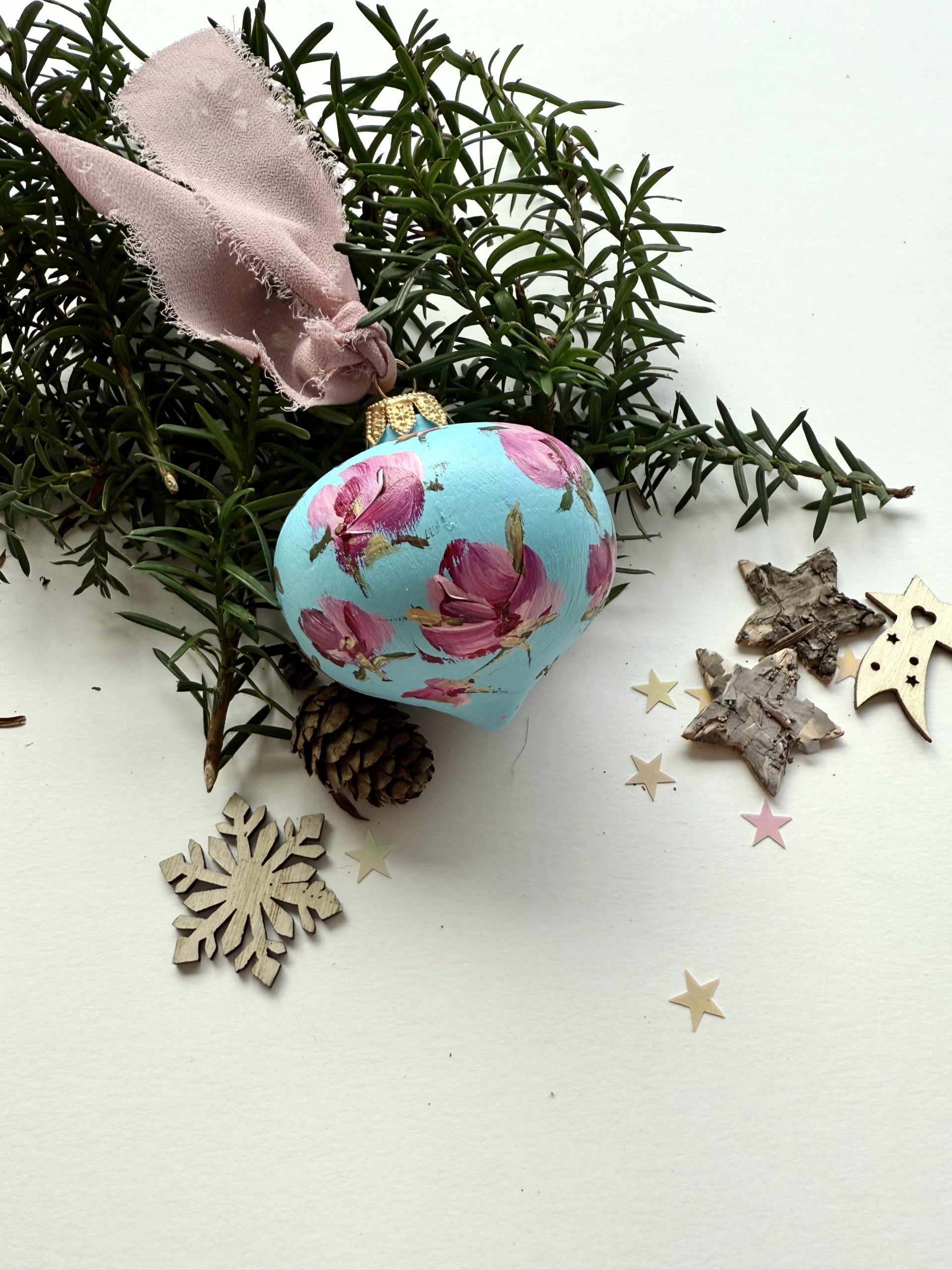 Azzurra (sfera di Natale in ceramica dipinta a mano)