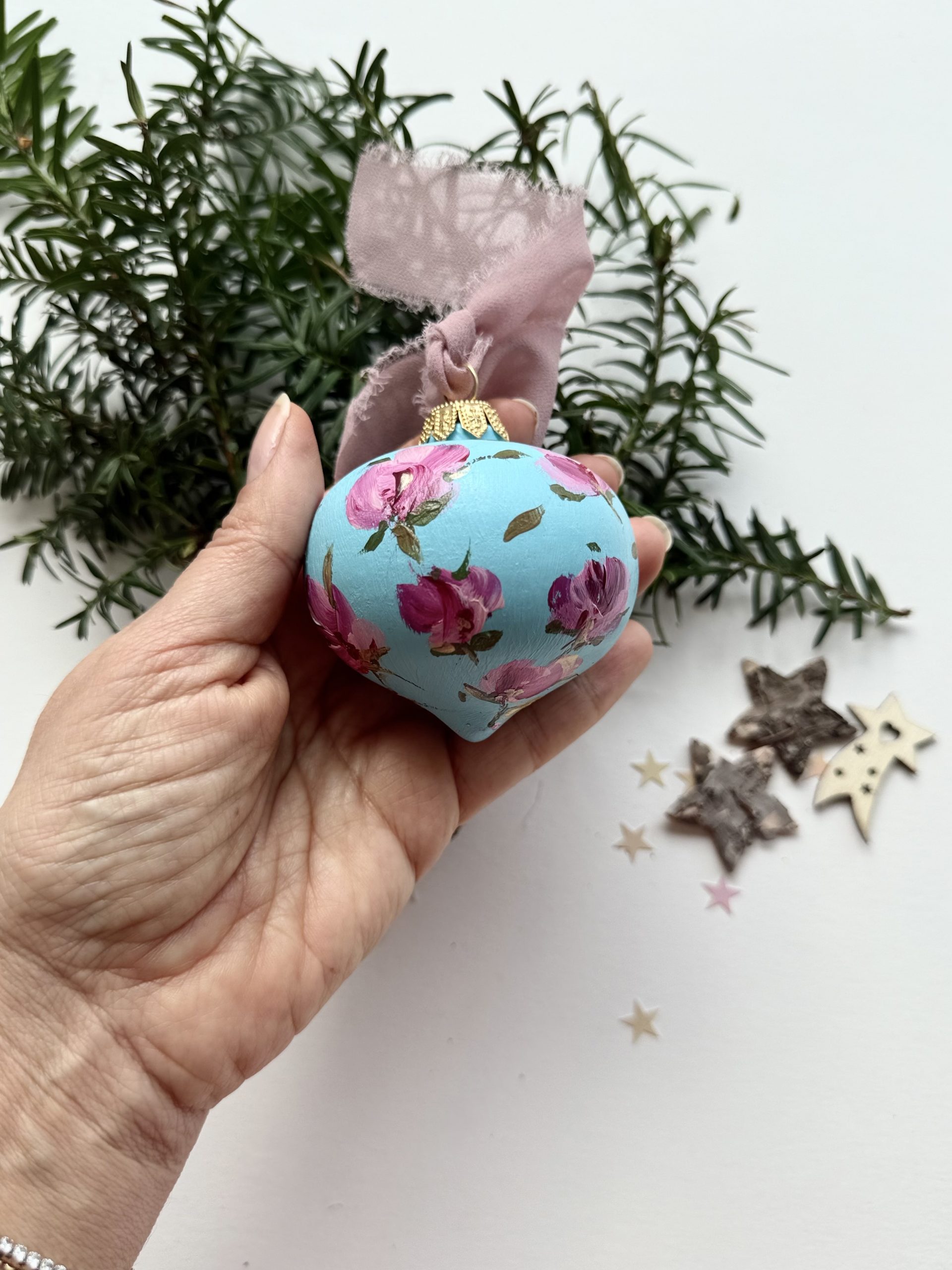 Azzurra (sfera di Natale in ceramica dipinta a mano) - immagine 2