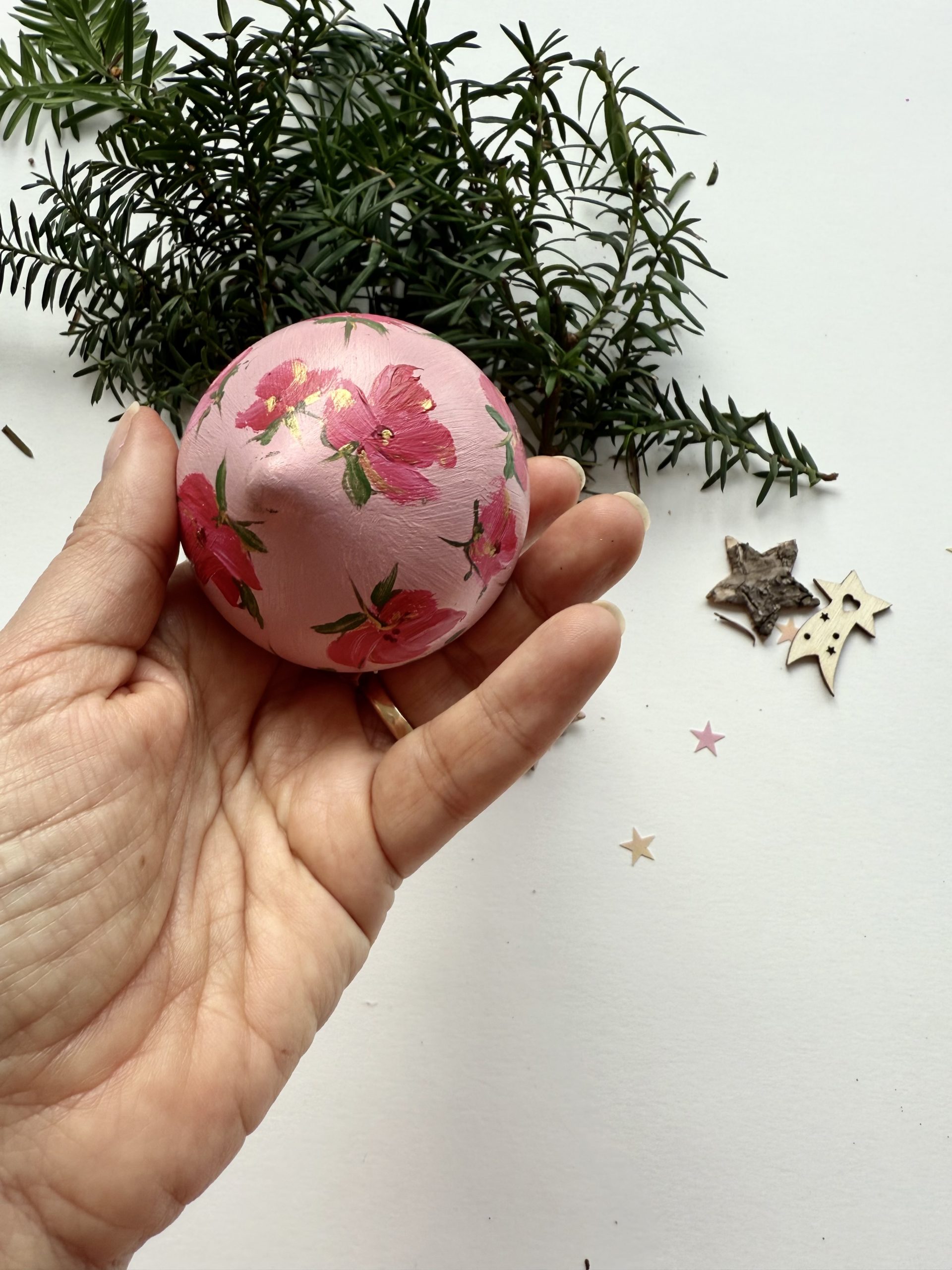 Eleganza (sfera di Natale in ceramica dipinta a mano) - immagine 3