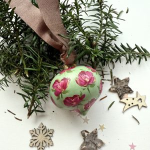 Fiori d'inverno (sfera di Natale in ceramica dipinta a mano)