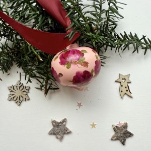 Dolce ricordo (sfera di Natale in ceramica dipinta a mano)