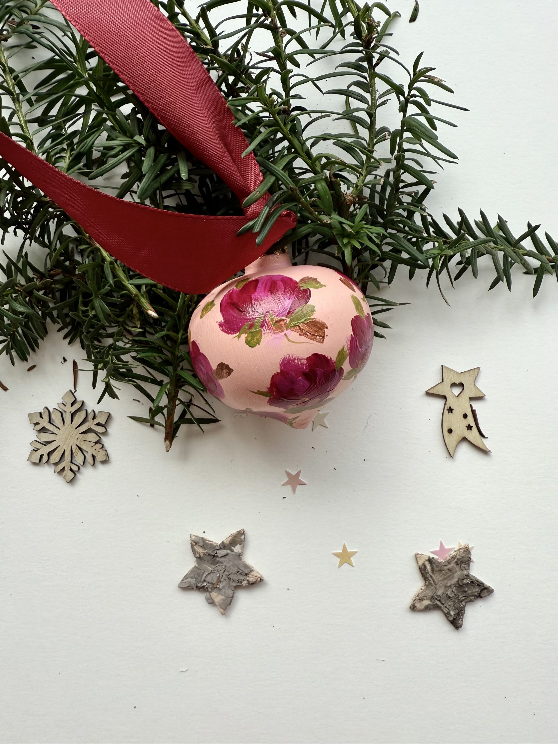 Dolce ricordo (sfera di Natale in ceramica dipinta a mano)