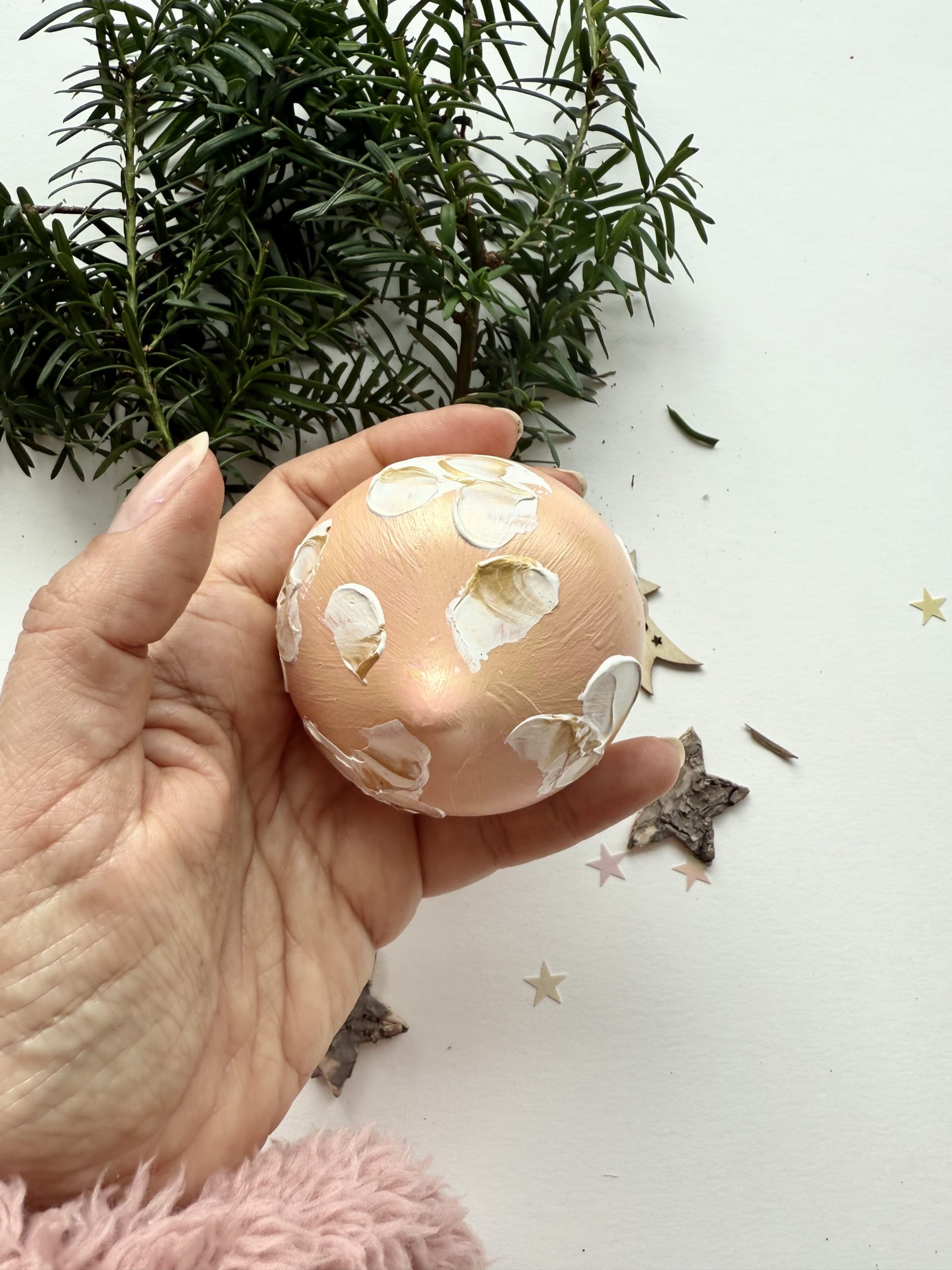 Suggestione (sfera di Natale in ceramica dipinta a mano) - immagine 3
