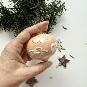 Suggestione (sfera di Natale in ceramica dipinta a mano)