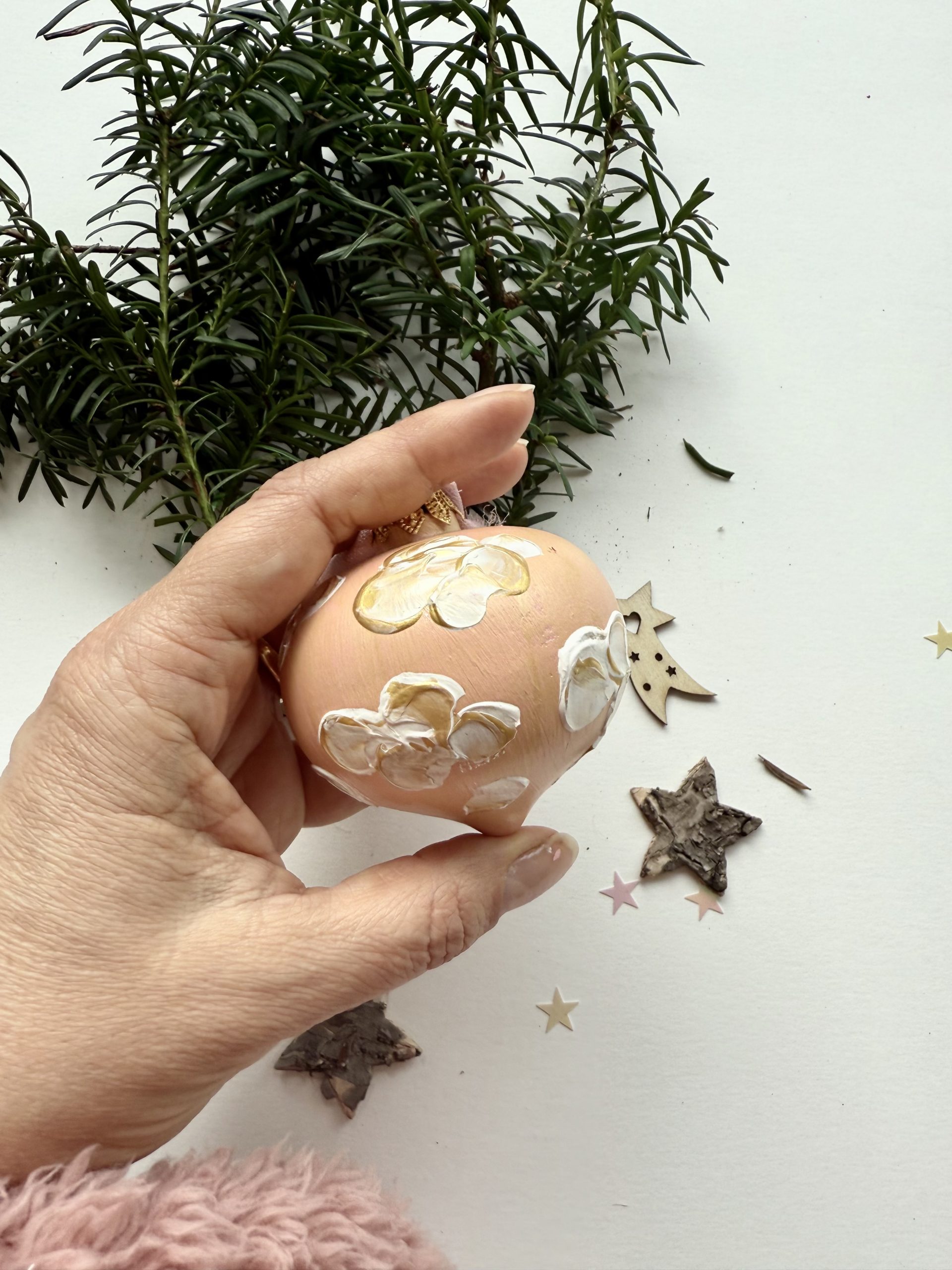 Suggestione (sfera di Natale in ceramica dipinta a mano)