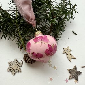 Coccola (sfera di Natale in ceramica dipinta a mano)