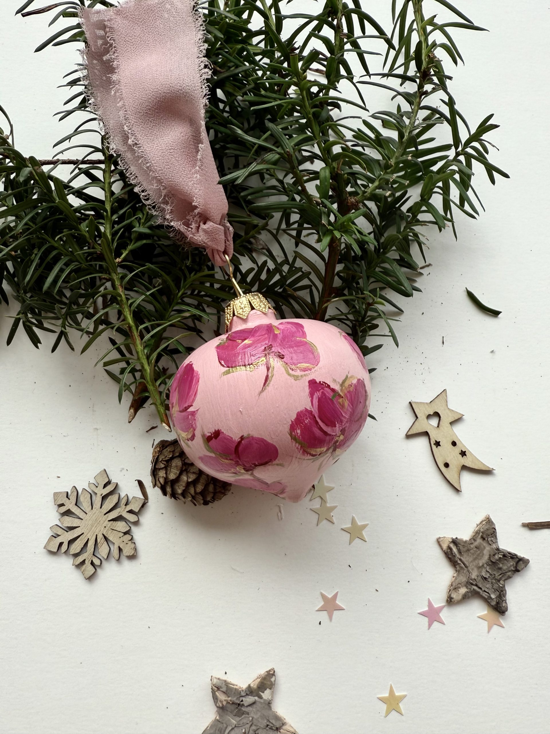 Coccola (sfera di Natale in ceramica dipinta a mano)