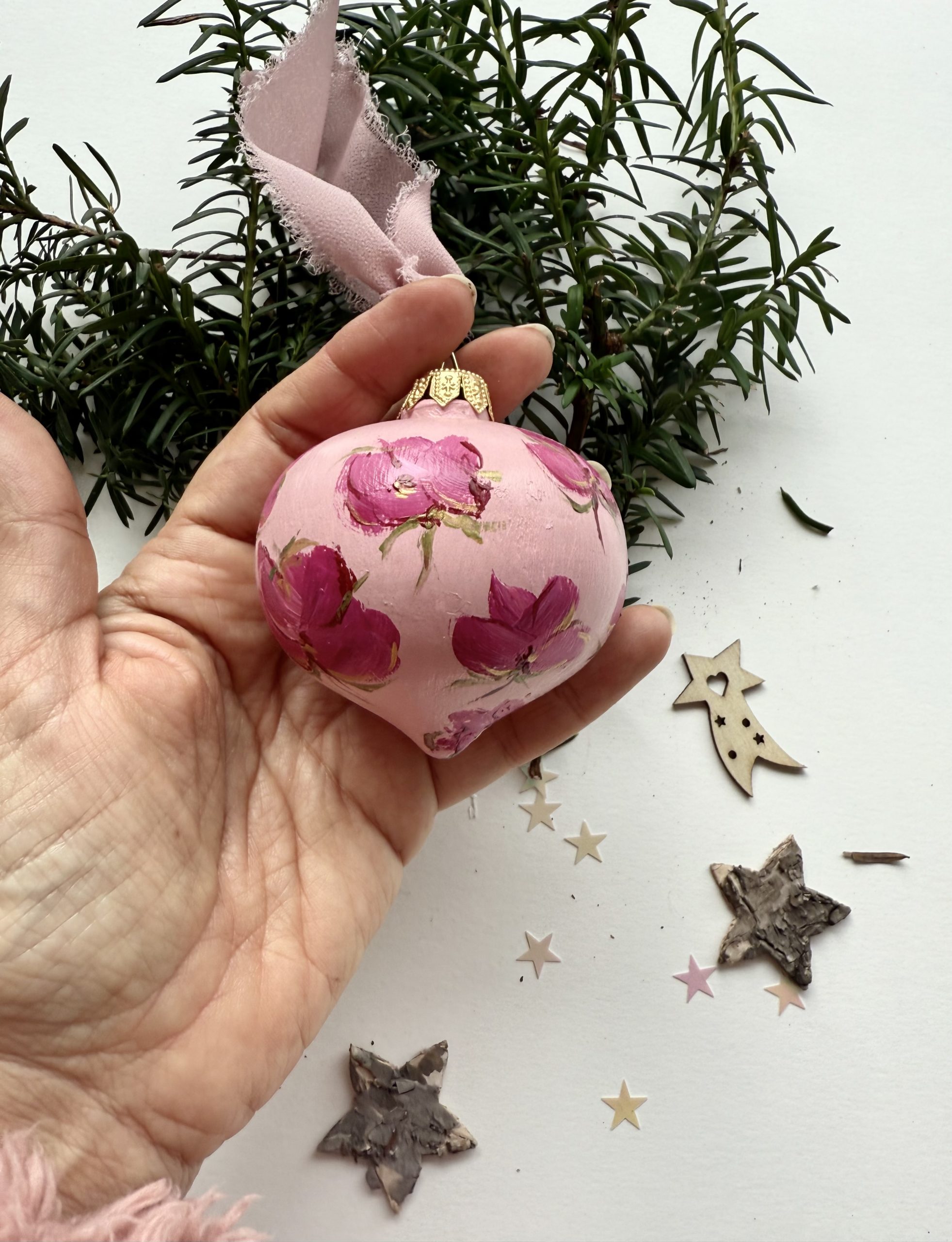 Coccola (sfera di Natale in ceramica dipinta a mano) - immagine 2