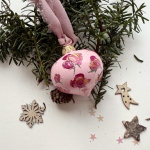 Leggerezza (sfera di Natale in ceramica dipinta a mano)