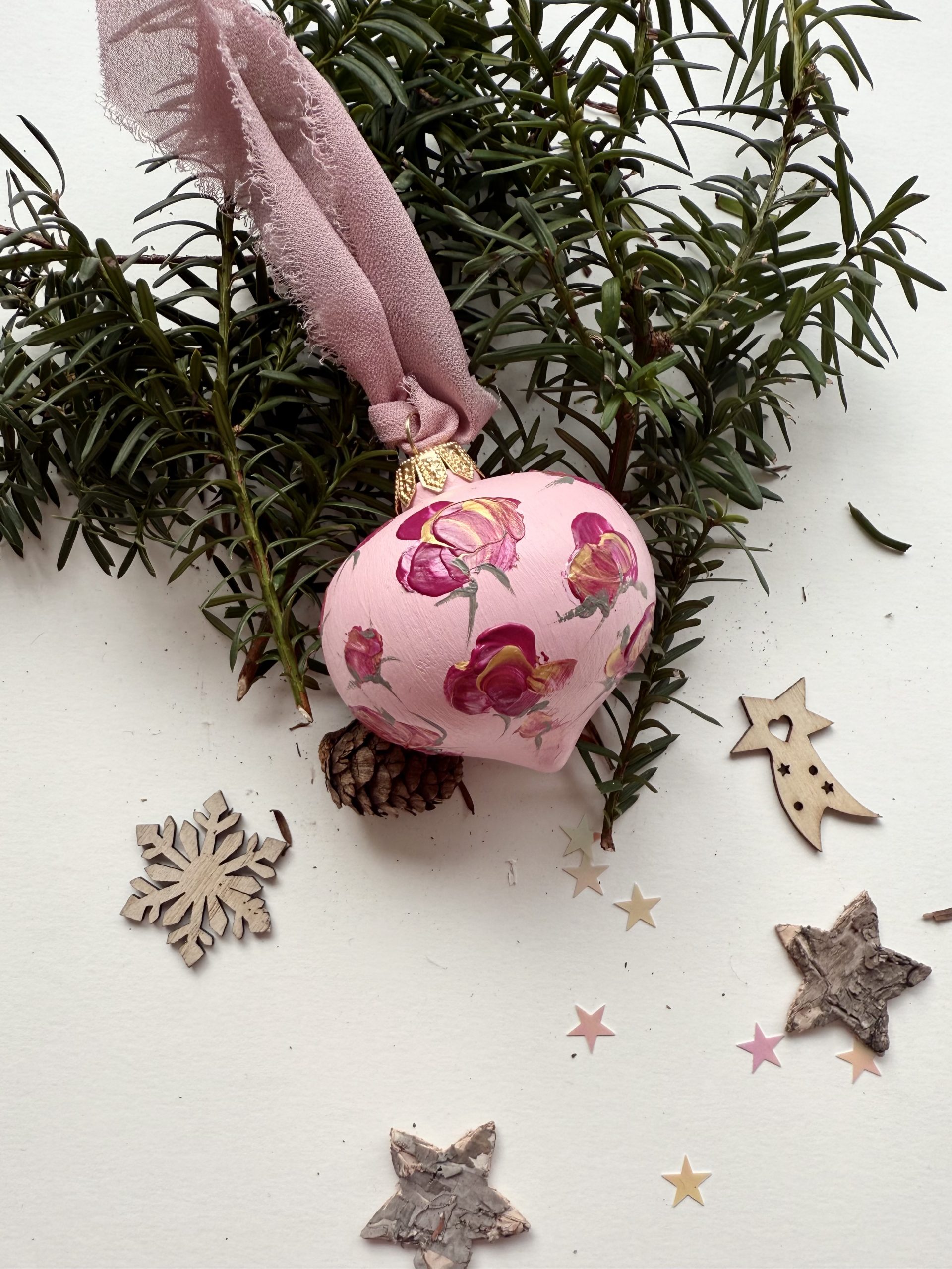 Leggerezza (sfera di Natale in ceramica dipinta a mano)