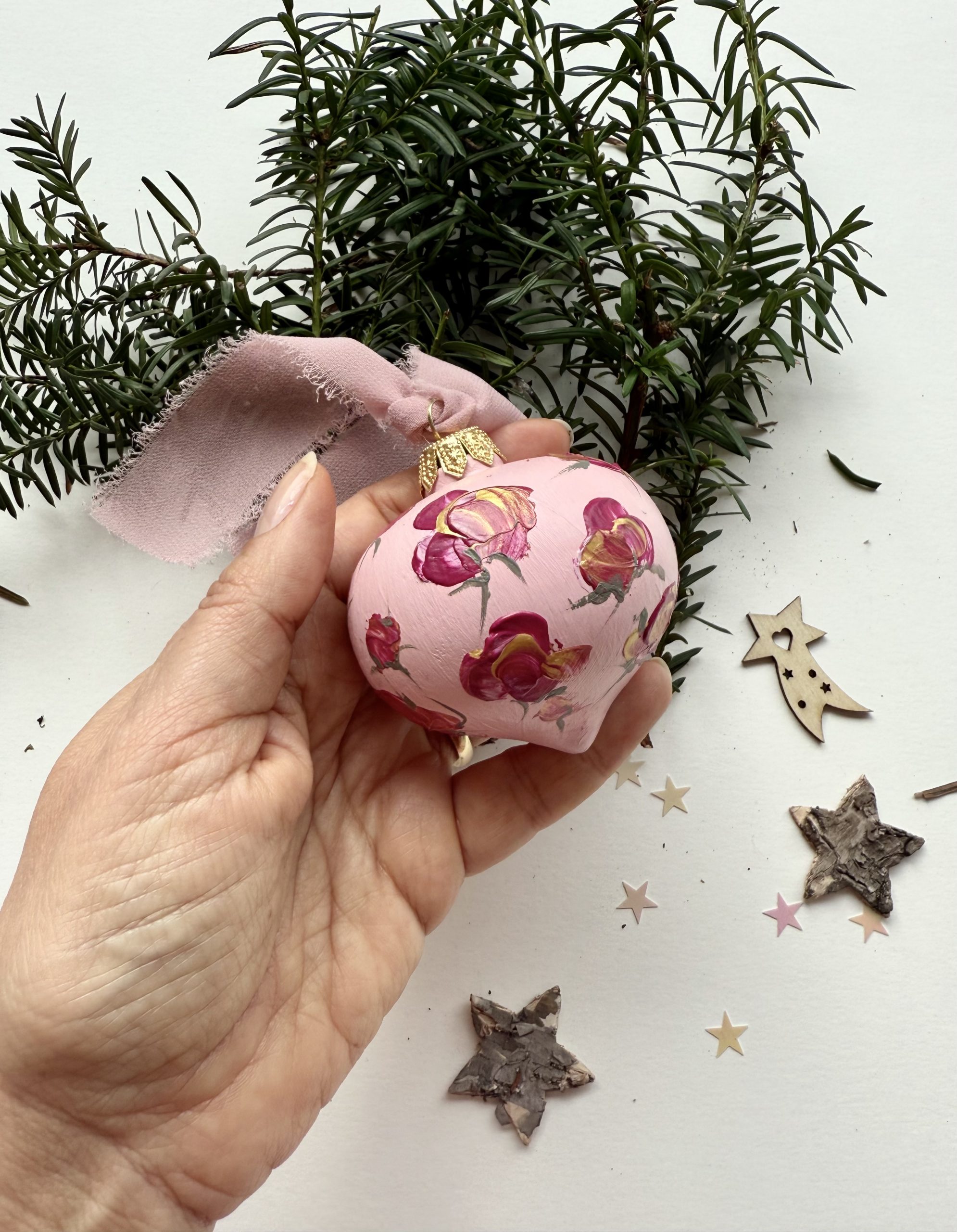 Leggerezza (sfera di Natale in ceramica dipinta a mano) - immagine 2