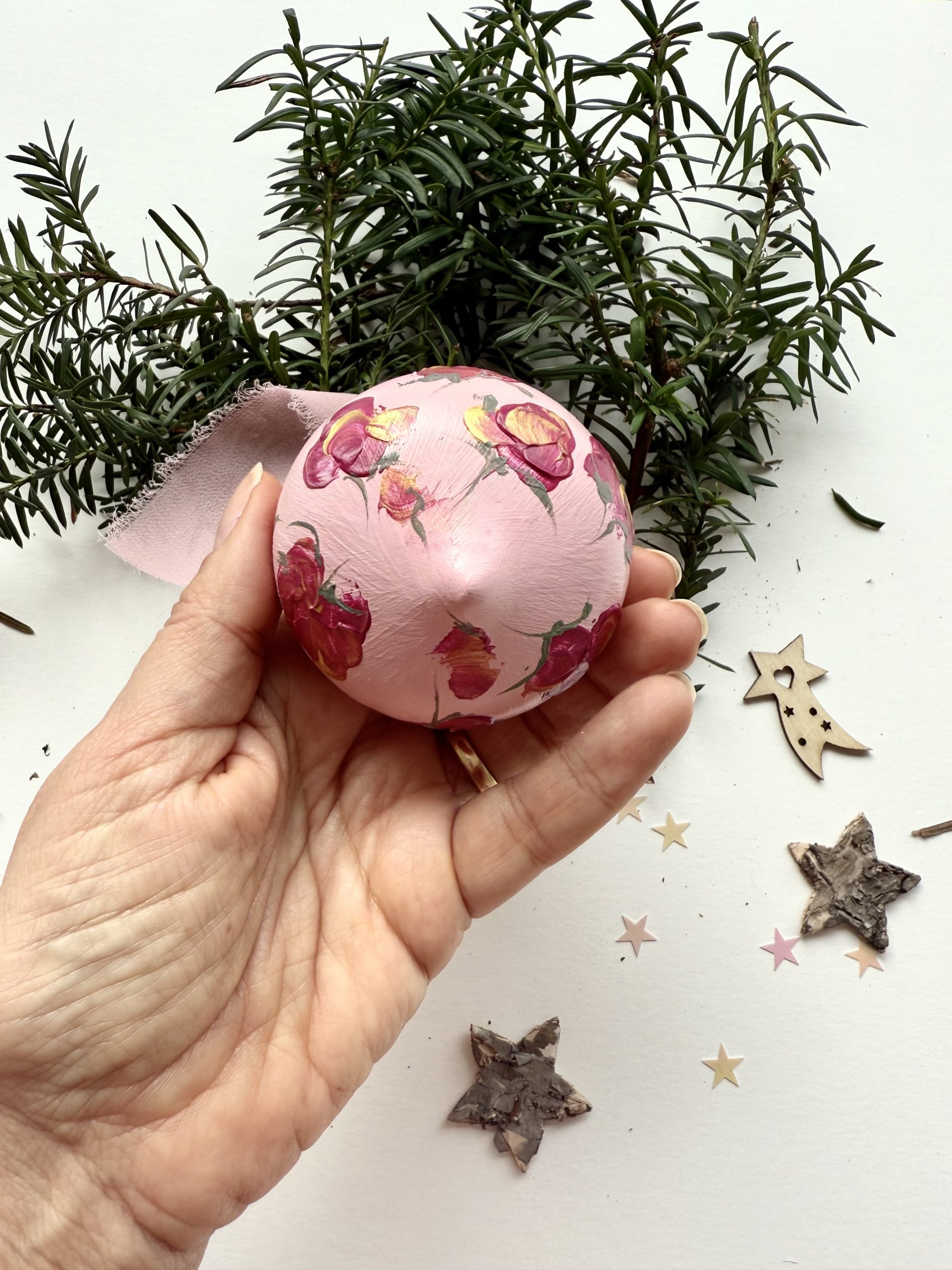 Leggerezza (sfera di Natale in ceramica dipinta a mano) - immagine 3